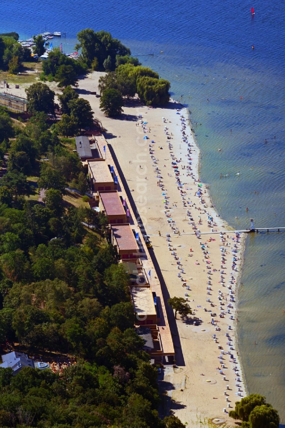 Aerial photograph Berlin - Sandy beach areas on the lake Grosser Wannsee in the district Nikolassee in Berlin, Germany