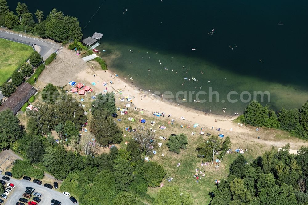 Aerial image Mainhausen - Sandy beach areas on the Koenigsee Strandbad in Mainhausen in the state Hesse, Germany