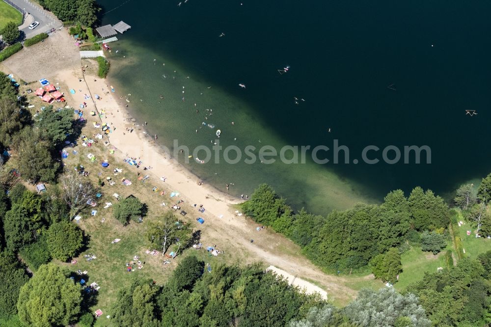 Aerial photograph Mainhausen - Sandy beach areas on the Koenigsee Strandbad in Mainhausen in the state Hesse, Germany