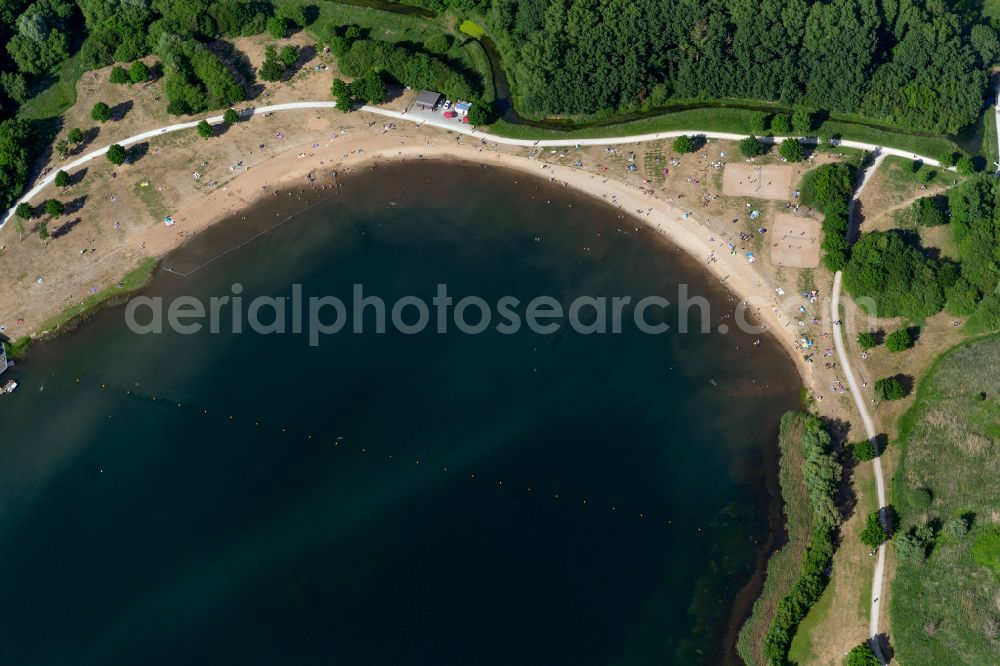 Aerial photograph Bremen - Sandy beach areas on the Sportparksee Grambke in the district Burg-Grambke in Bremen, Germany