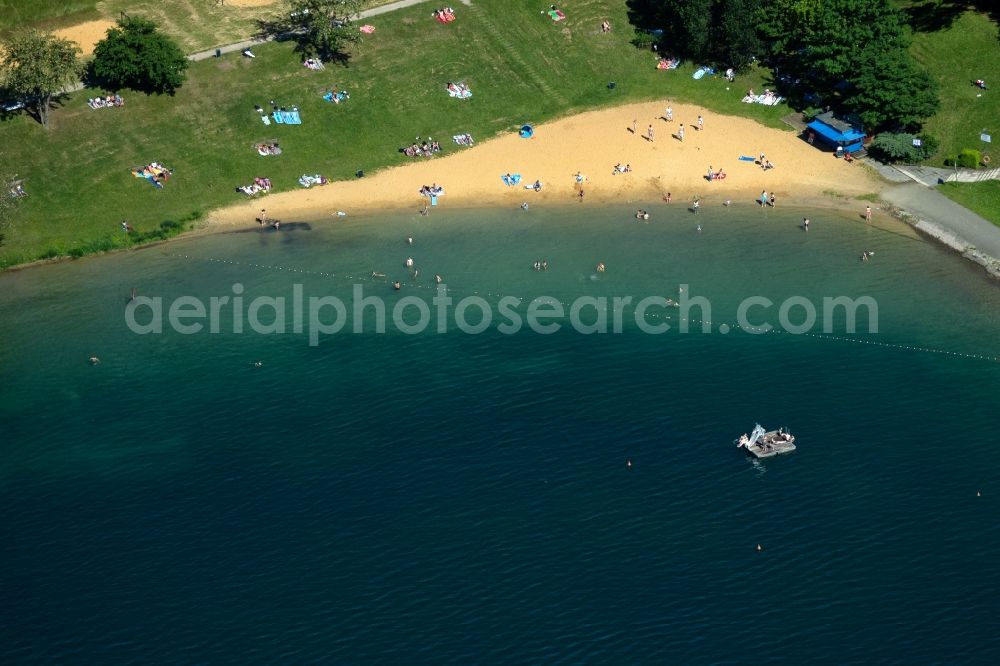 Aerial photograph Erfurt - Shore areas on the sandy beach of the recreational and recreational park Nordstrand in Erfurt in the state of Thuringia, Germany