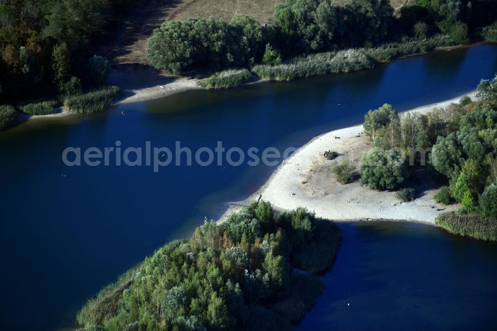 Aerial photograph Berlin - Sandy beach areas on the on Kaulsdorfer See in the district Kaulsdorf in Berlin, Germany