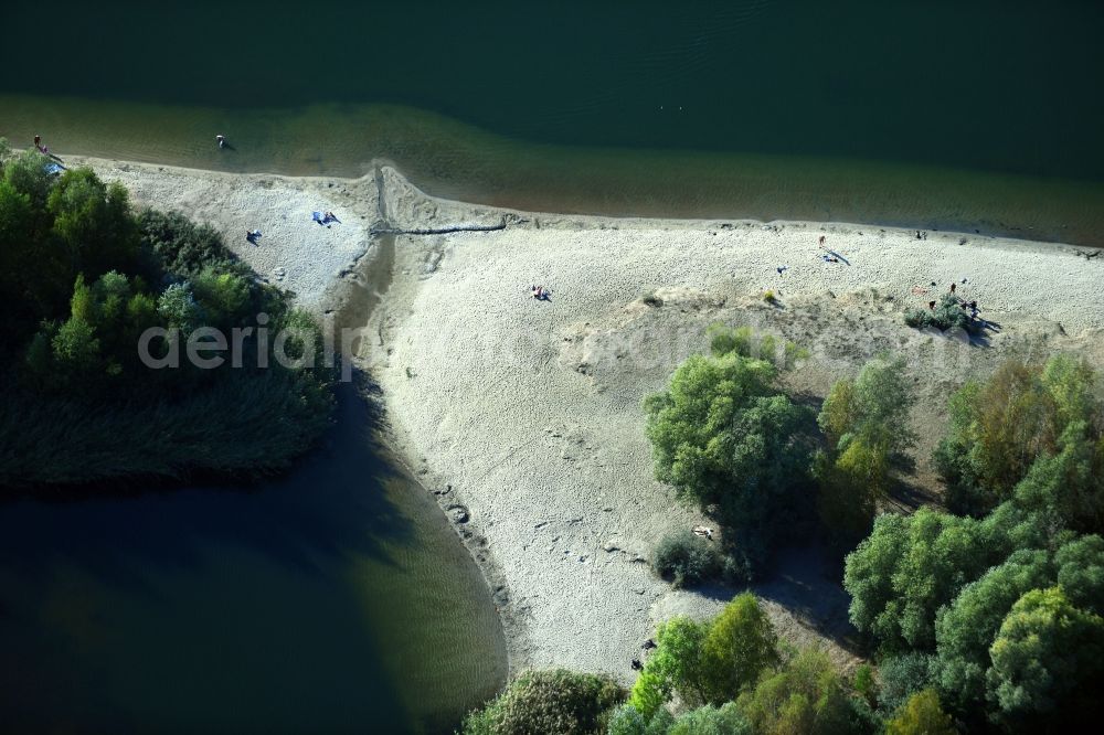 Berlin from the bird's eye view: Sandy beach areas on the on Kaulsdorfer See in the district Kaulsdorf in Berlin, Germany