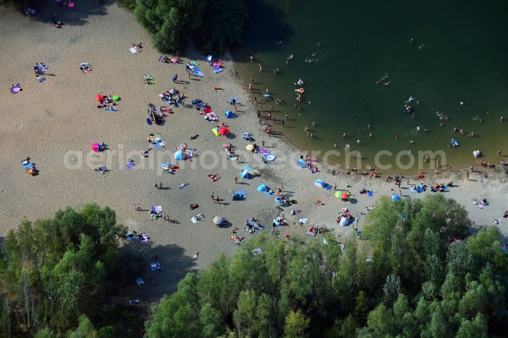 Berlin from the bird's eye view: Sandy beach areas on the on Kaulsdorfer See in the district Kaulsdorf in Berlin, Germany