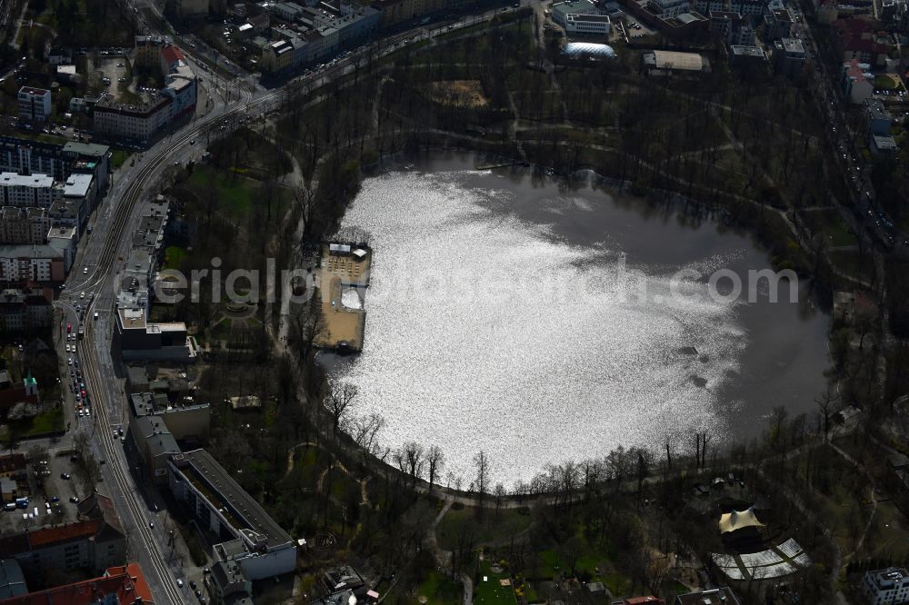 Aerial image Berlin - Shore areas of the lake Der Weisse See with the water fountain and the lido Freibad Weissensee in the district Weissensee in Berlin, Germany