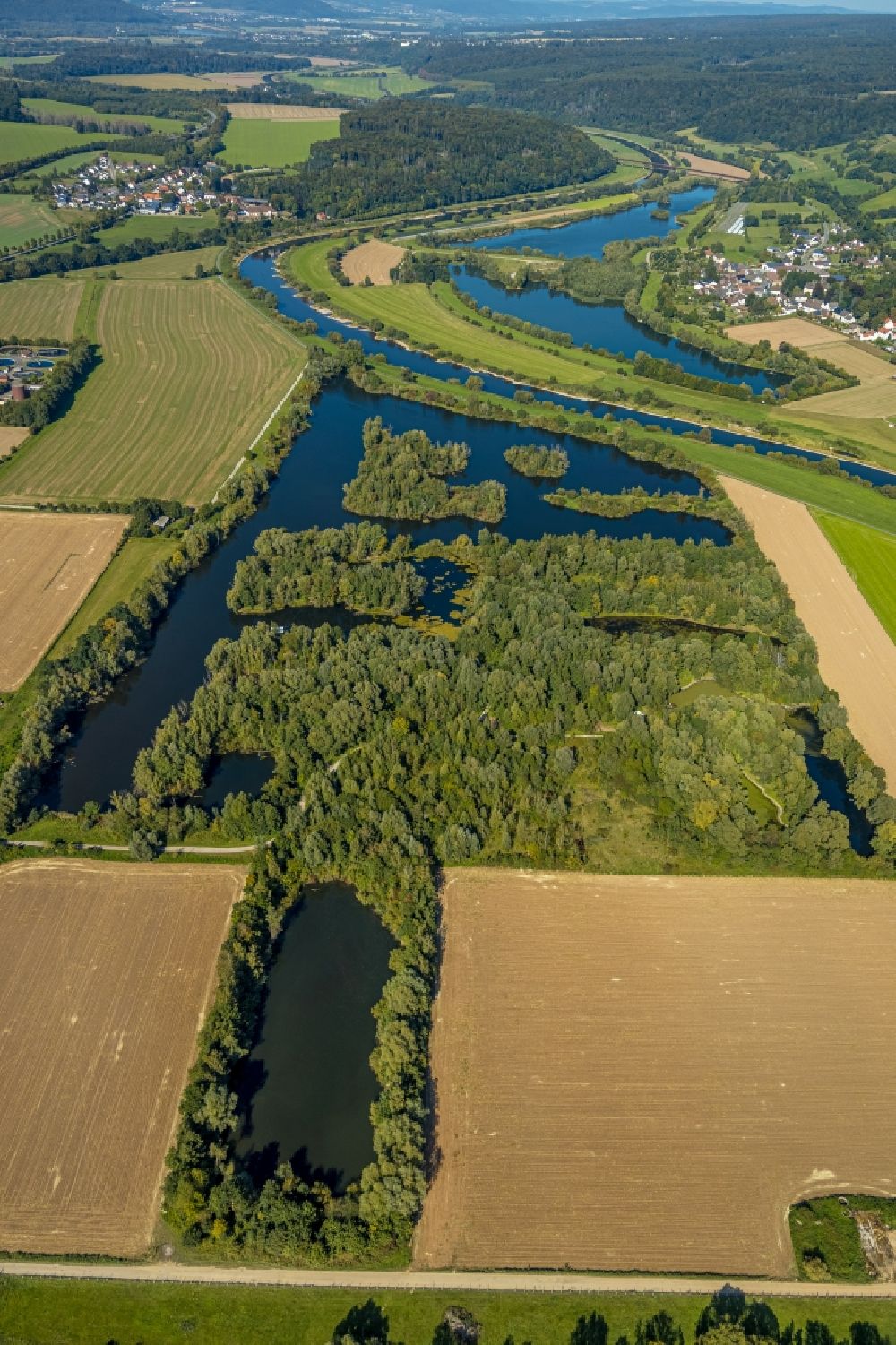 Beverungen from the bird's eye view: Riparian areas on the lake area of Osterfeldsee and Meinbrexen See in Beverungen in the state North Rhine-Westphalia, Germany