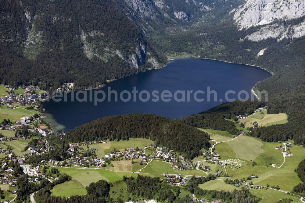 Aerial photograph Bad Aussee - Riparian areas on the lake area of Altausseer See on street Promenadenweg in Bad Aussee in Steiermark, Austria