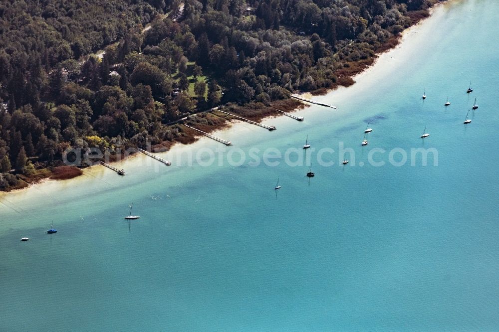 Aerial photograph Herrsching am Ammersee - Riparian areas on the lake area of Ammersee in a forest area in Herrsching am Ammersee in the state Bavaria, Germany