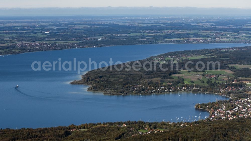 Herrsching am Ammersee from the bird's eye view: Riparian areas on the lake area of Ammersee in of Herschinger Bucht in Herrsching am Ammersee in the state Bavaria, Germany