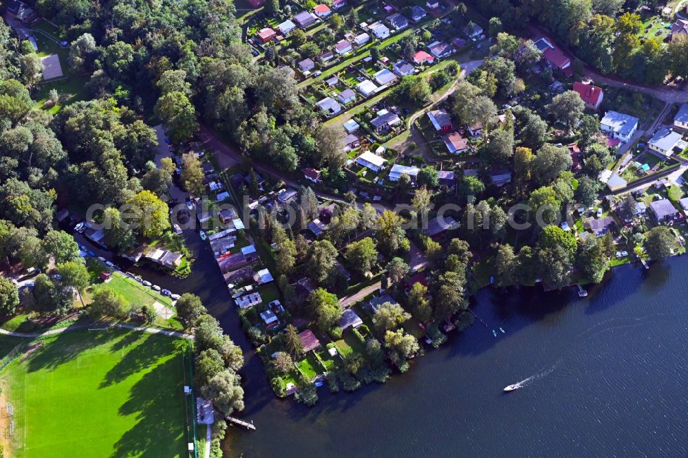 Aerial image Rüdersdorf - Riparian areas on the lake area of with Anlegestellen fuer Ruder- and Motorboote on einem Konal on Fischerweg in the district Hennickendorf in Ruedersdorf in the state Brandenburg, Germany