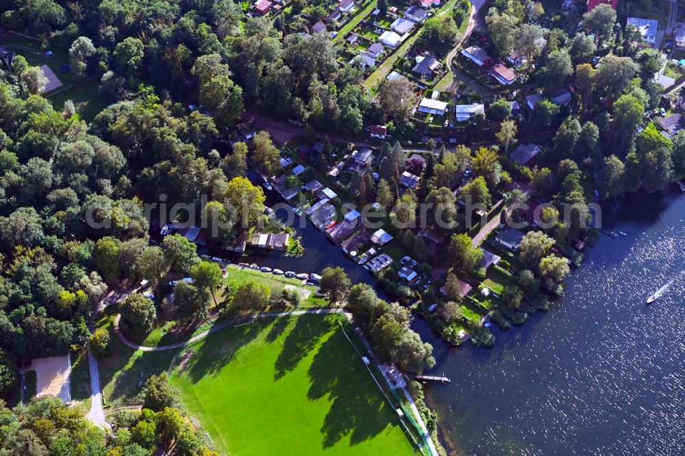 Aerial photograph Rüdersdorf - Riparian areas on the lake area of with Anlegestellen fuer Ruder- and Motorboote on einem Konal on Fischerweg in the district Hennickendorf in Ruedersdorf in the state Brandenburg, Germany