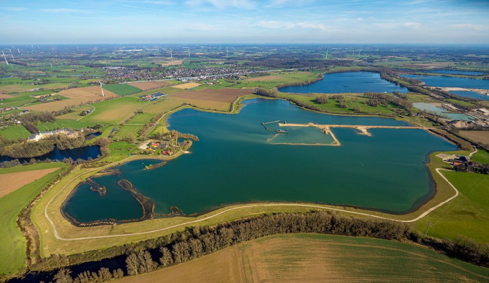 Rees from the bird's eye view: Riparian areas on the lake area of Aspelsches Meer in Rees in the state North Rhine-Westphalia, Germany