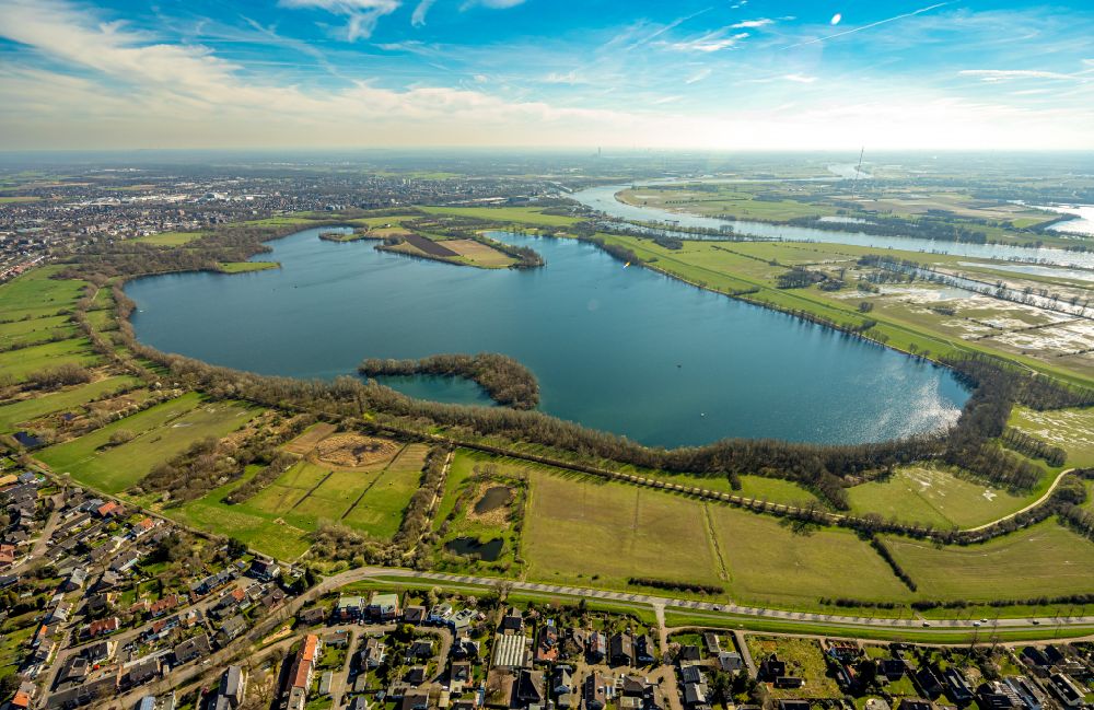 Flüren from the bird's eye view: Riparian areas on the lake area of Auesee on street In der Aue in Flueren in the state North Rhine-Westphalia, Germany