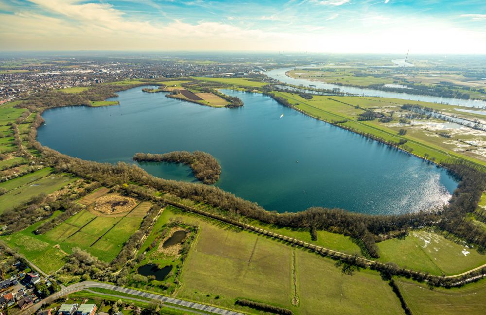Aerial image Flüren - Riparian areas on the lake area of Auesee on street In der Aue in Flueren in the state North Rhine-Westphalia, Germany