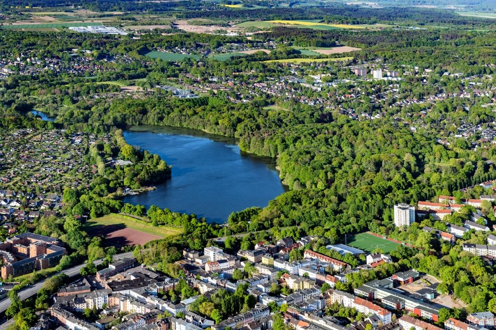 Aerial photograph Hamburg - Riparian areas on the lake area of Aussenmuehlenteich in the district Wilstorf in Hamburg, Germany