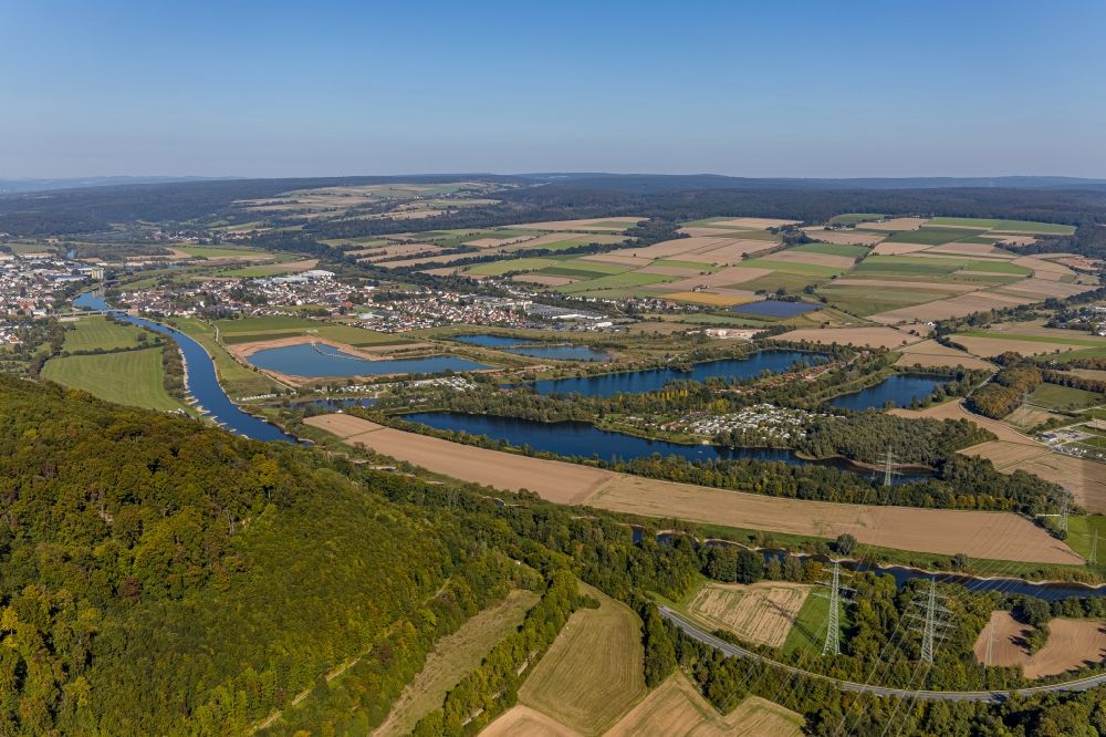 Aerial image Lauenförde - Riparian areas on the lake area of Axelsee at the Hechtgraben on the border between Lower Saxony and North Rhine-Westphalia in Lauenfoerde in the state North Rhine-Westphalia, Germany