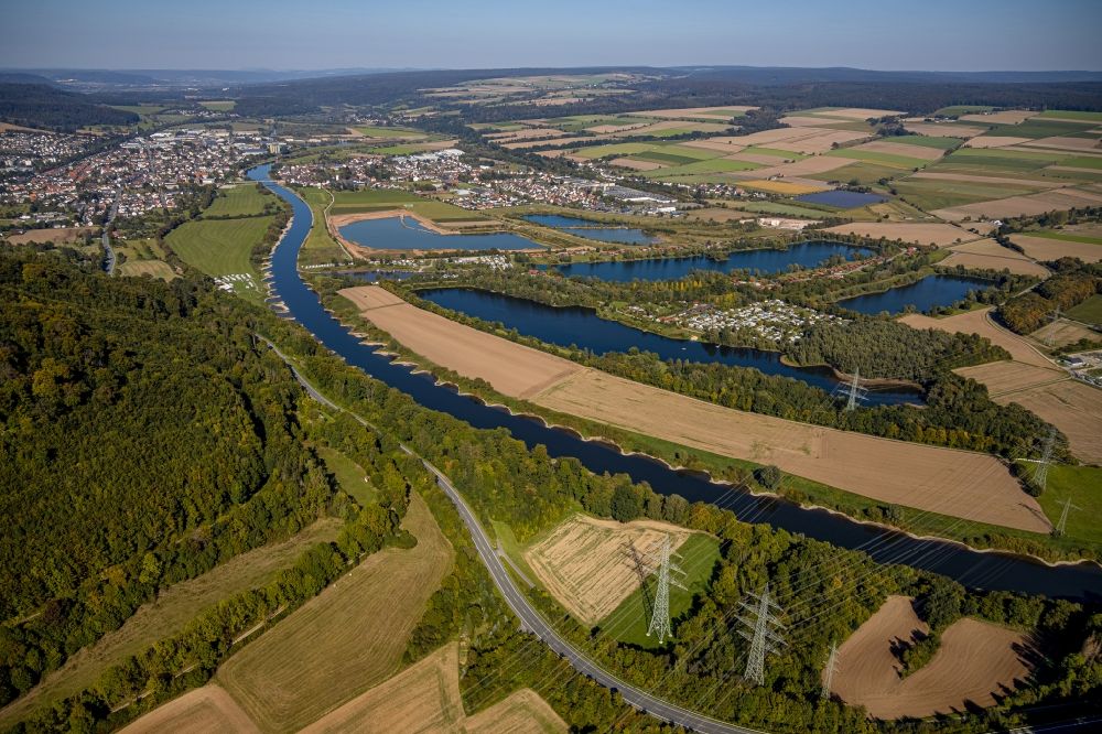 Aerial photograph Lauenförde - Riparian areas on the lake area of Axelsee at the Hechtgraben on the border between Lower Saxony and North Rhine-Westphalia in Lauenfoerde in the state North Rhine-Westphalia, Germany