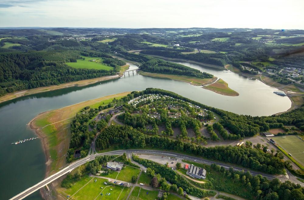 Olpe from the bird's eye view: Riparian areas on the lake area of Bigge in Olpe in the state North Rhine-Westphalia