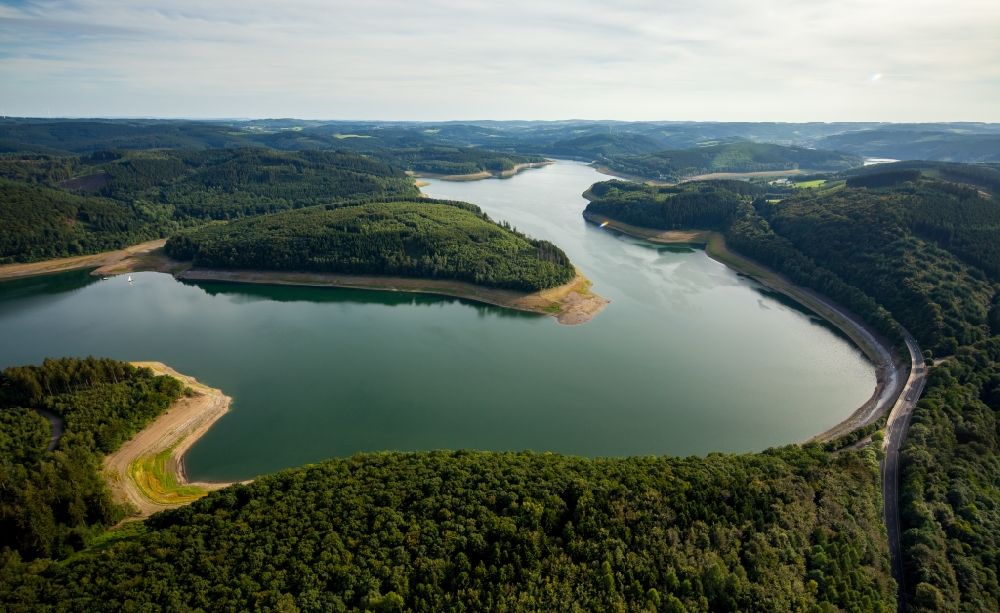 Olpe from the bird's eye view: Riparian areas on the lake area of Bigge in Olpe in the state North Rhine-Westphalia