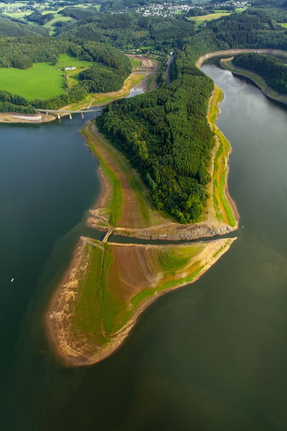 Aerial photograph Olpe - Riparian areas on the lake area of Biggesee in Olpe in the state North Rhine-Westphalia