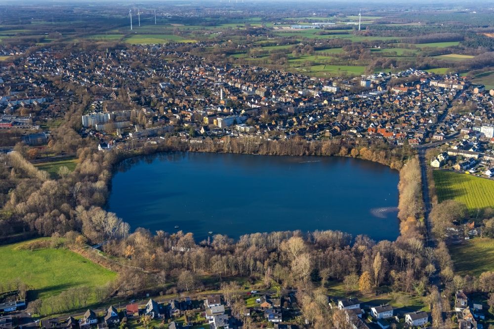 Aerial photograph Dorsten - Riparian areas on the lake area of Blauer See in Dorsten at Ruhrgebiet in the state North Rhine-Westphalia, Germany