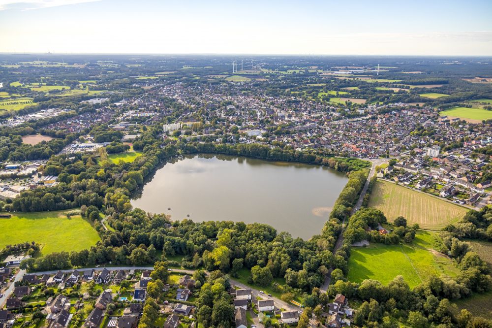 Aerial image Dorsten - Riparian areas on the lake area of Blauer See in Dorsten in the state North Rhine-Westphalia, Germany