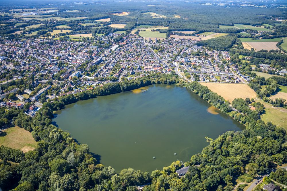 Dorsten from above - Riparian areas on the lake area of Blauer See in Dorsten in the state North Rhine-Westphalia, Germany