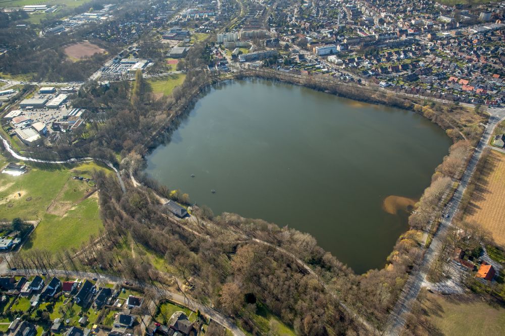 Dorsten from the bird's eye view: Riparian areas on the lake area of Blauer See in Dorsten in the state North Rhine-Westphalia, Germany