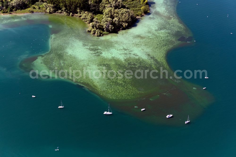 Bodman-Ludwigshafen from the bird's eye view: Riparian areas on the lake area of Bodensee with sailing boats in motion in Bodman-Ludwigshafen in the state Baden-Wuerttemberg, Germany