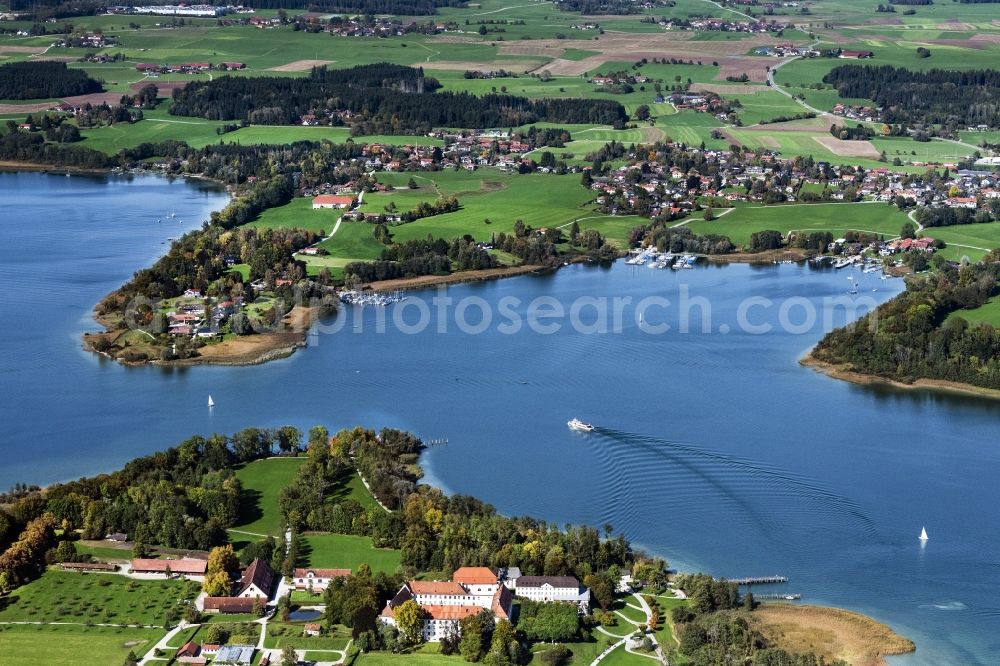 Aerial photograph Breitbrunn am Chiemsee - Riparian areas on the lake area of Chiemse, Urfahrn and Herreninsel with Blick auf die Buchten in Breitbrunn am Chiemsee in the state Bavaria, Germany