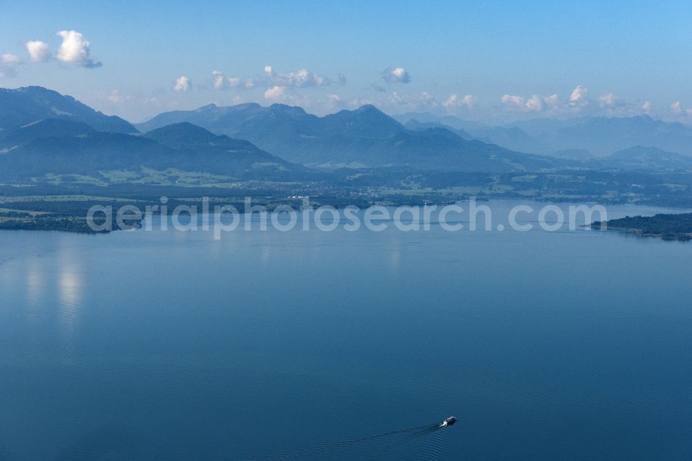 Chieming from the bird's eye view: Riparian areas on the lake area of Chiemsee with Blick auf die Alpen in Chieming in the state Bavaria, Germany