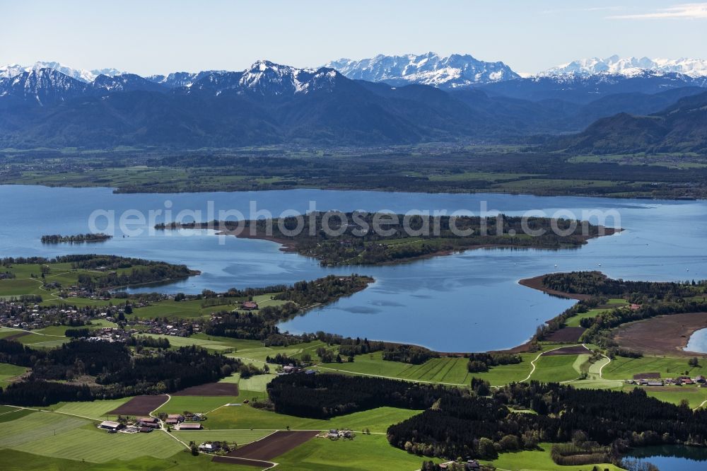 Breitbrunn am Chiemsee from the bird's eye view: Riparian areas on the lake area of Chiemsee with Blick auf die Herreninsel in Breitbrunn am Chiemsee in the state Bavaria, Germany