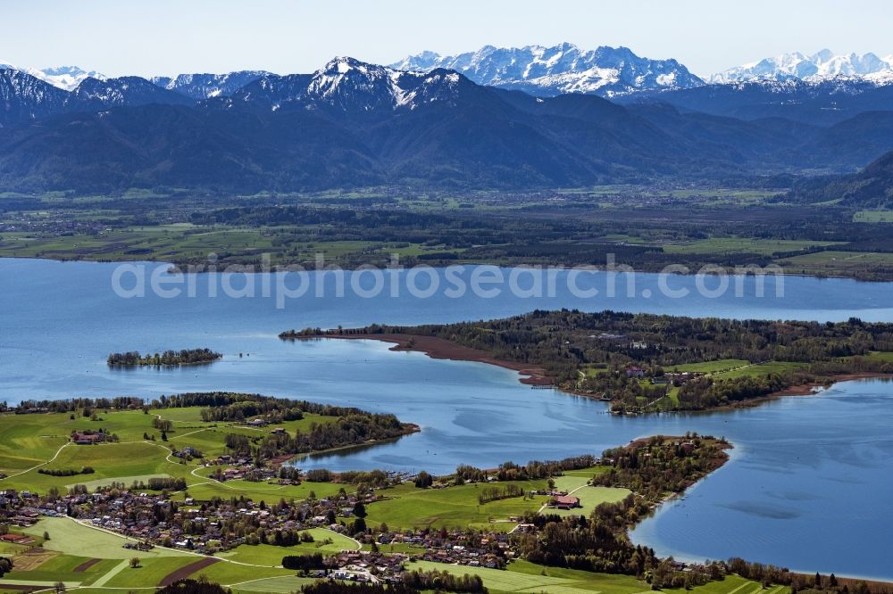 Aerial image Breitbrunn am Chiemsee - Riparian areas on the lake area of Chiemsee with Blick auf die Herreninsel in Breitbrunn am Chiemsee in the state Bavaria, Germany