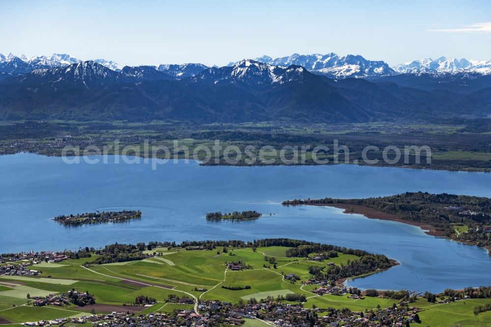 Aerial photograph Breitbrunn am Chiemsee - Riparian areas on the lake area of Chiemsee with Blick auf die Herreninsel in Breitbrunn am Chiemsee in the state Bavaria, Germany