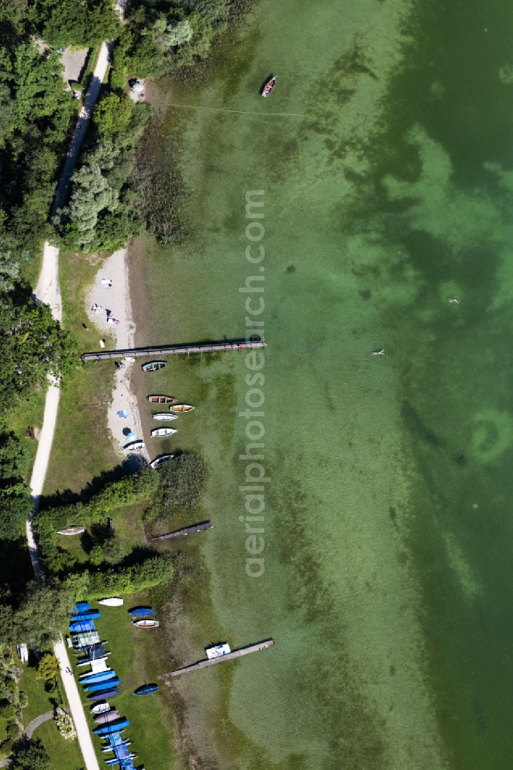 Breitbrunn am Chiemsee from the bird's eye view: Riparian areas on the lake area of Chiemsee in the Kailbachbucht in Breitbrunn am Chiemsee in the state Bavaria, Germany