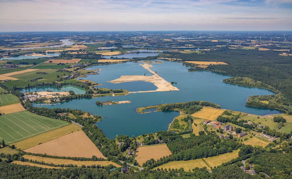 Aerial image Diersfordt - Riparian areas on the lake area of Diersfordter Waldsee in Diersfordt at Ruhrgebiet in the state North Rhine-Westphalia, Germany