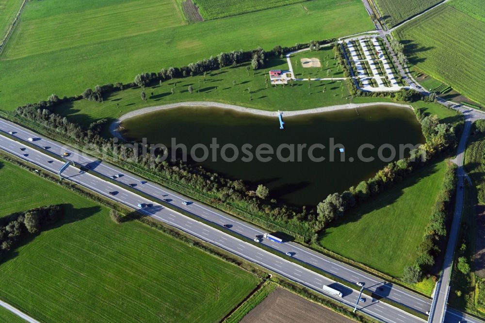 Aerial image Geiselbullach - Riparian areas on the lake area of Eisolzrieder See on motorway A8 in Geiselbullach in the state Bavaria, Germany