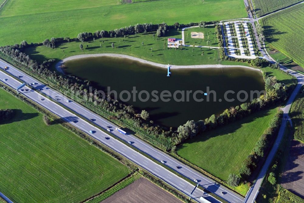 Aerial photograph Geiselbullach - Riparian areas on the lake area of Eisolzrieder See on motorway A8 in Geiselbullach in the state Bavaria, Germany