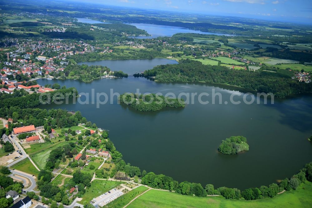 Eutin from the bird's eye view: Riparian areas on the lake area of Grosser Eutiner See in Eutin in the state Schleswig-Holstein, Germany