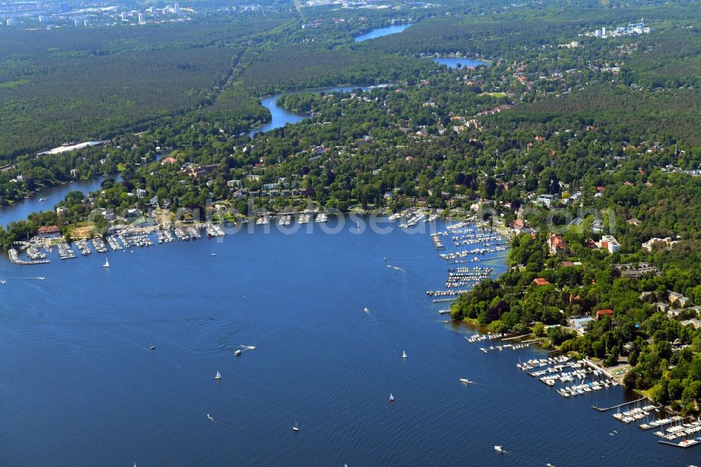 Aerial image Berlin - Riparian areas on the lake area of Grosser Wannsee in the district Nikolassee in Berlin, Germany