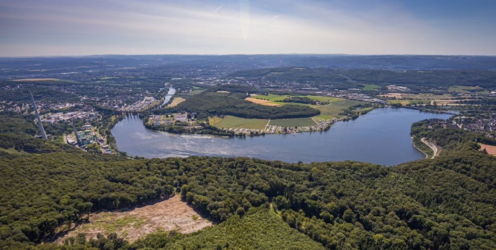 Hagen from the bird's eye view: Riparian areas on the lake area of Harkortsee in Hagen in the state North Rhine-Westphalia, Germany