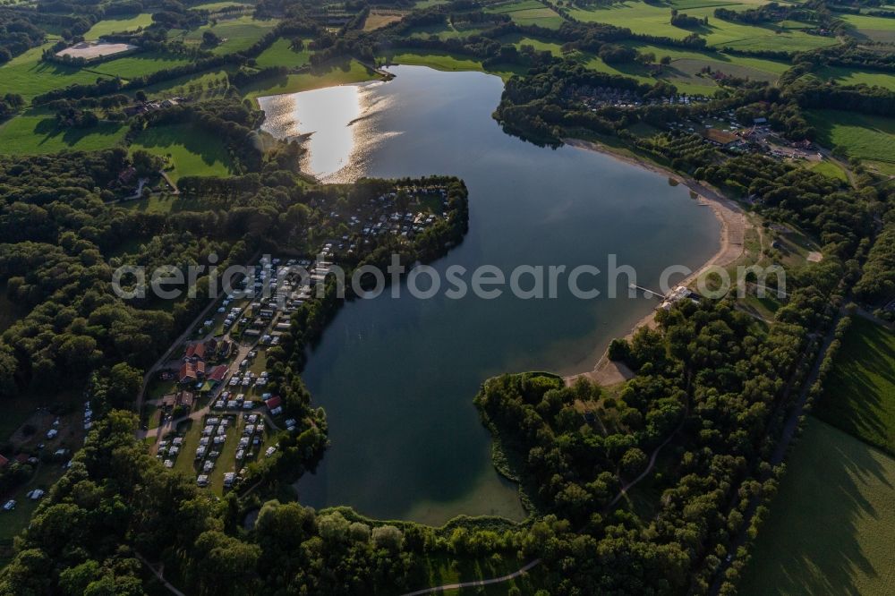 Aerial photograph Winterswijk - Riparian areas on the lake area of Het Hilgelo in Winterswijk in Gelderland, Netherlands