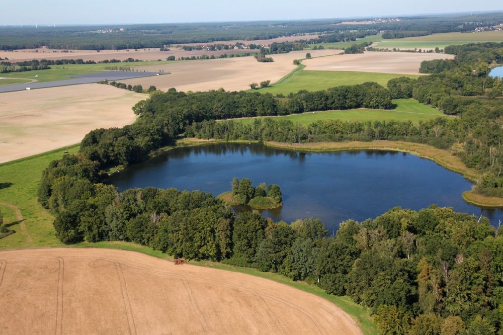 Aerial photograph Kamenz - Riparian areas on the lake area of Hofeteich in Kamenz in the state Saxony, Germany