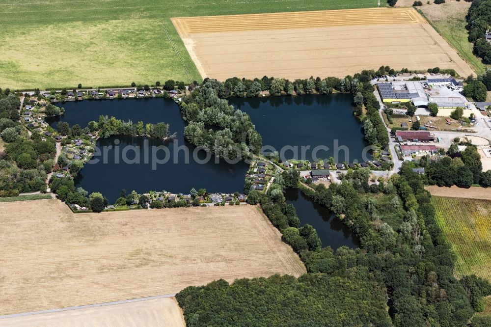 Aerial photograph Krefeld - Riparian areas on the lake area of Hohenforster See in Krefeld in the state North Rhine-Westphalia, Germany