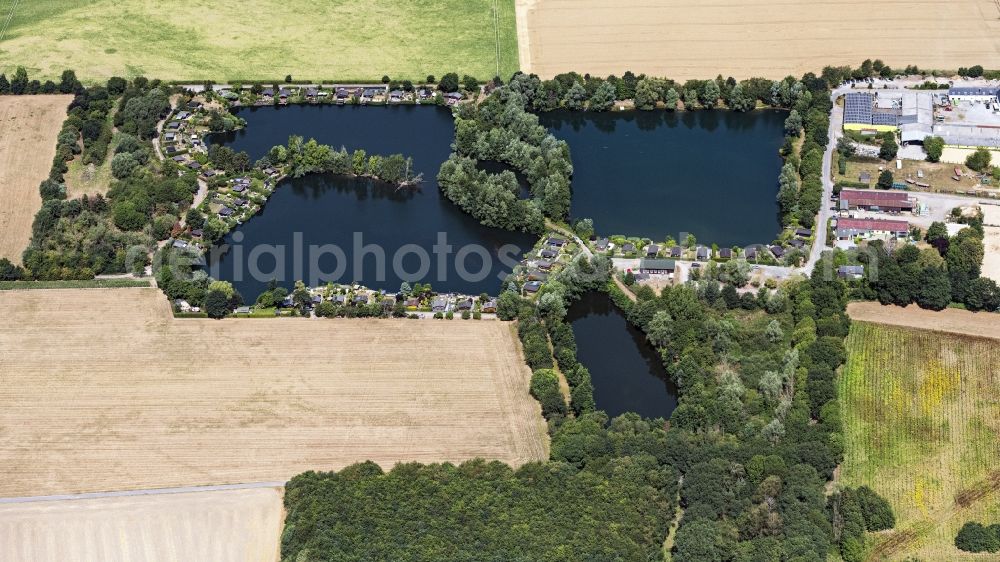 Krefeld from the bird's eye view: Riparian areas on the lake area of Hohenforster See in Krefeld in the state North Rhine-Westphalia, Germany