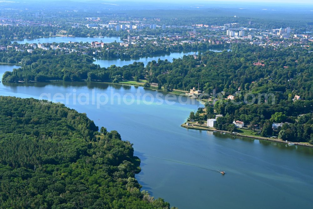 Potsdam from the bird's eye view: Riparian areas on the lake area of Jungfernsee in the district Sacrow in Potsdam in the state Brandenburg, Germany