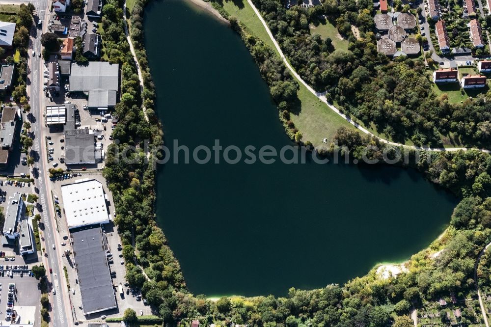 Lüneburg from the bird's eye view: Riparian areas on the lake area of Kreidebergsee in Lueneburg in the state Lower Saxony, Germany