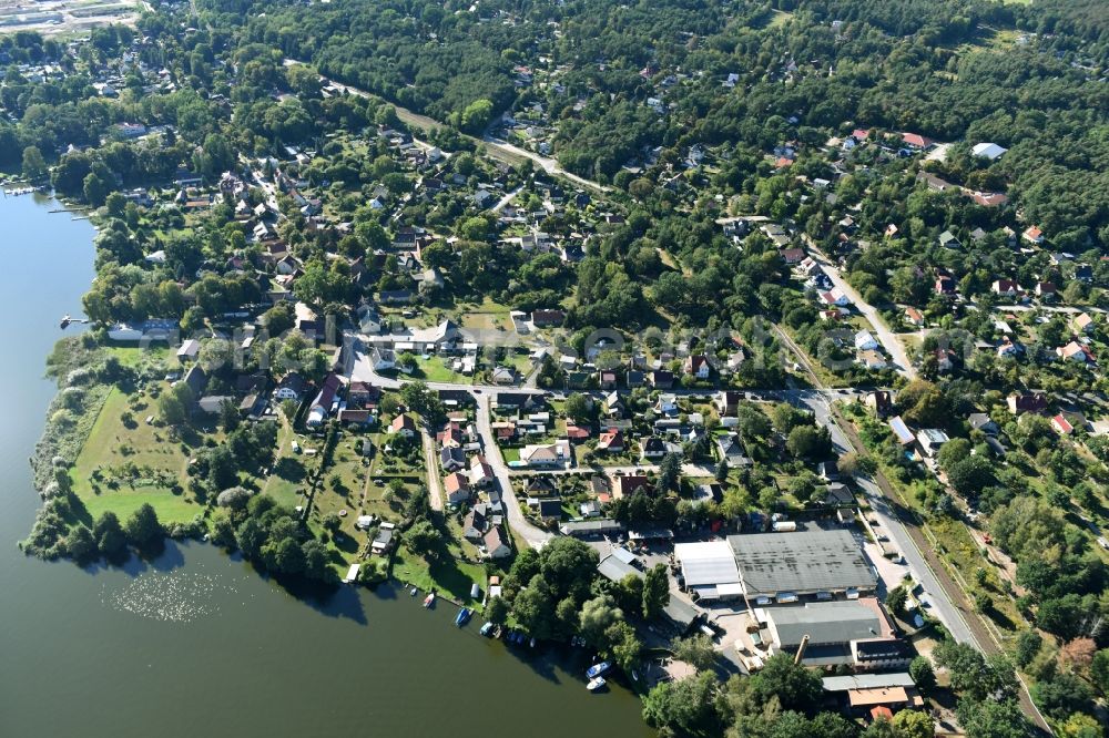 Zernsdorf from the bird's eye view: Riparian areas on the lake area of Kruepelsee in Zernsdorf in the state Brandenburg