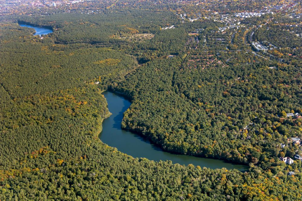 Berlin from the bird's eye view: Riparian areas on the lake area of Krumme Lanke in Berlin