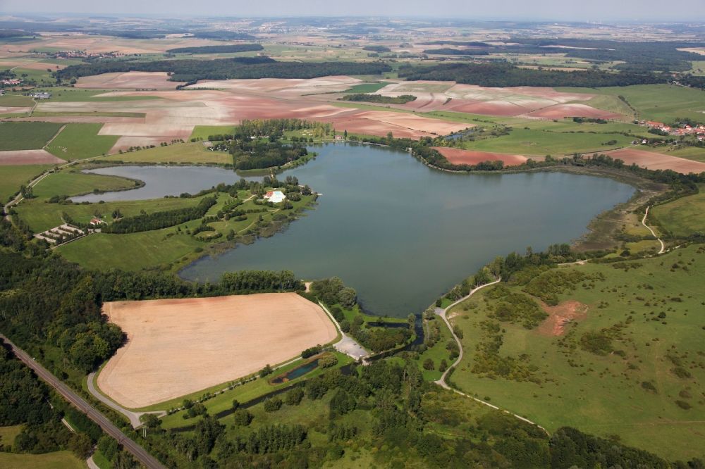 Morhange from the bird's eye view: Riparian areas on the lake area of Lac de la Mutche in Morhange in Grand Est, France
